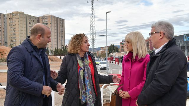 La consejera de Territori de la Generalitat, Ester Capella, junto a la alcaldesa de Esplugues, Pilar Díaz, y el primer teniente de alcalde, Eduard Sanz