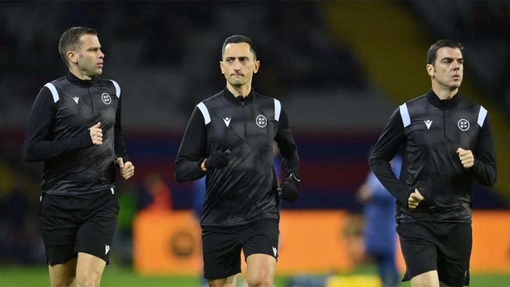 Sánchez Martínez, calentando junto a sus asistentes antes del Barça-Atlético