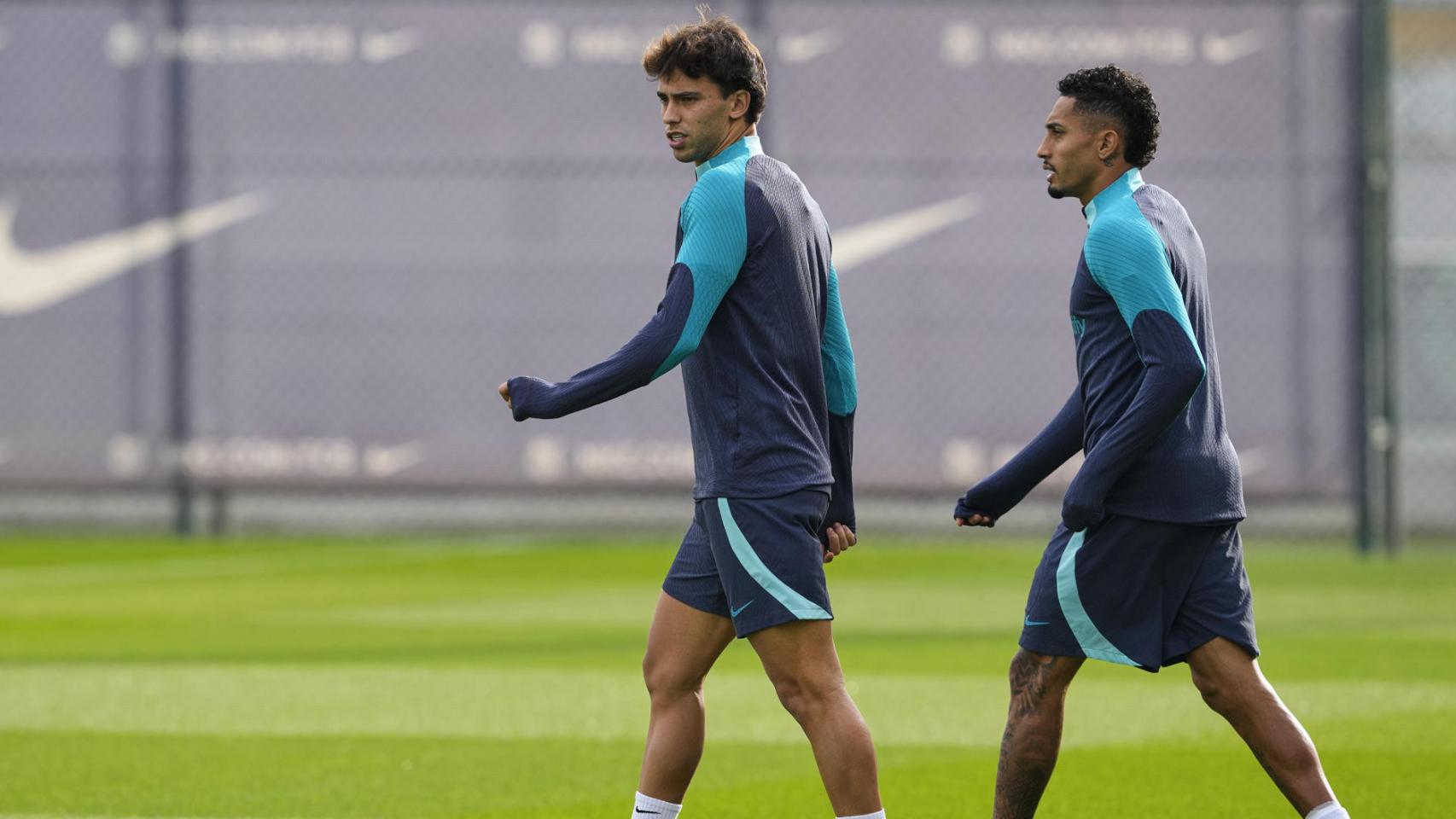 Joao Félix y Raphinha, saliendo a entrenar con el FC Barcelona