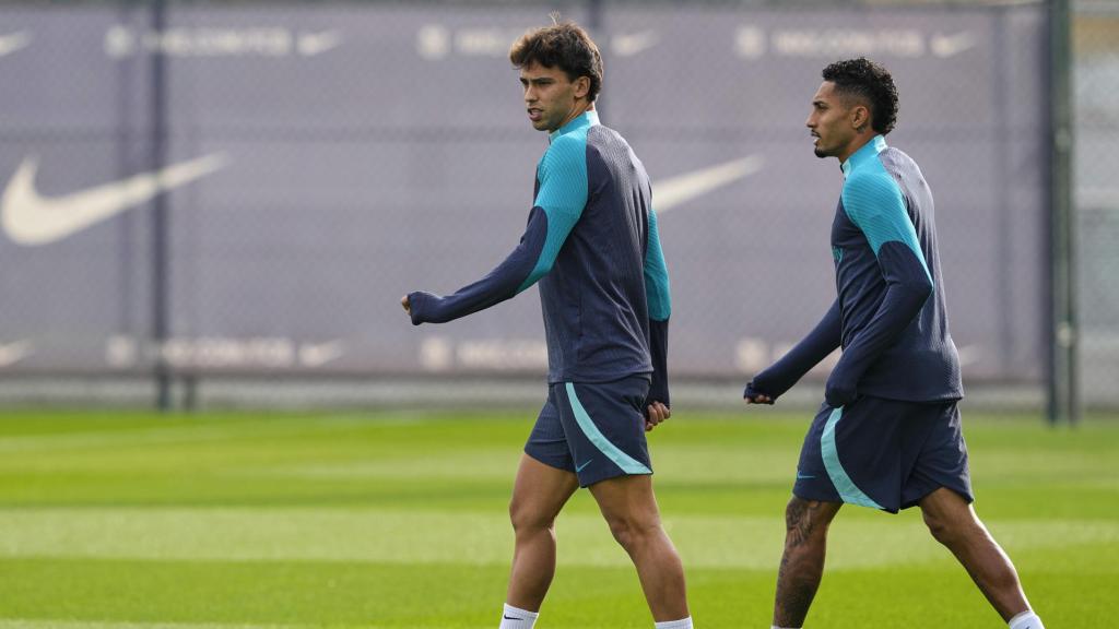 Joao Félix y Raphinha, saliendo a entrenar con el FC Barcelona