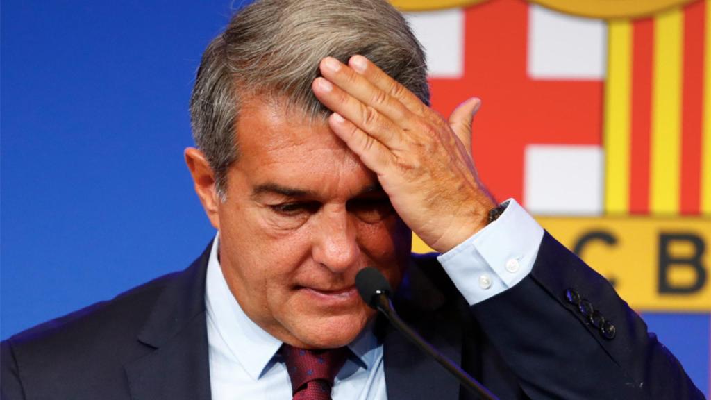 Joan Laporta, llevándose las manos a la cabeza tras un fichaje fallido
