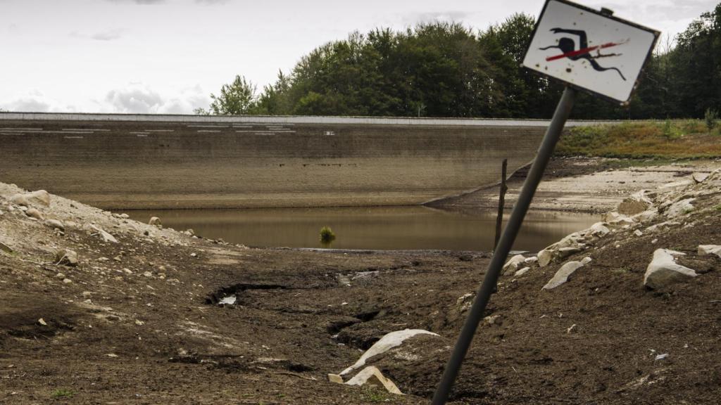 Un cartel que prohíbe el baño en el pantano de Santa Fe