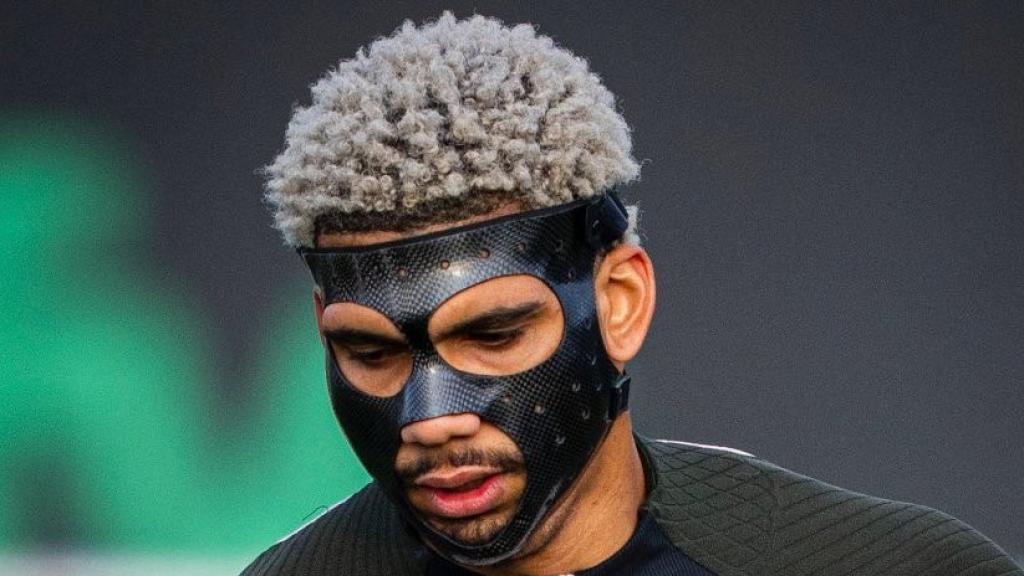 Ronald Araujo, con una máscara en el entrenamiento por su fractura en el pómulo