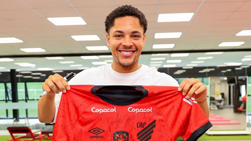 Vitor Roque se va del Athletico Paranaense con la firma de sus compañeros