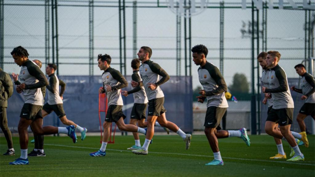 Los jugadores del FC Barcelona, corriendo durante un calentamiento