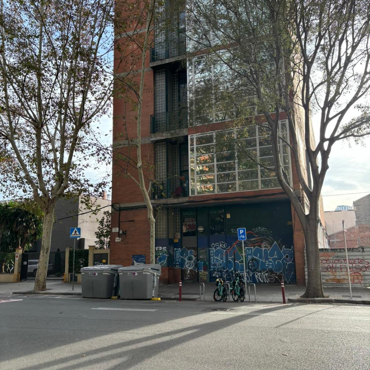 Fiestas ilegales, inseguridad y basura: los vecinos al límite por un bloque okupado en Sant Martí