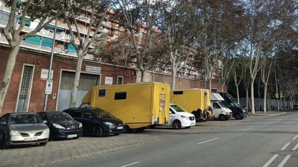 Furgonetas donde duermen los asistentes a las fiestas