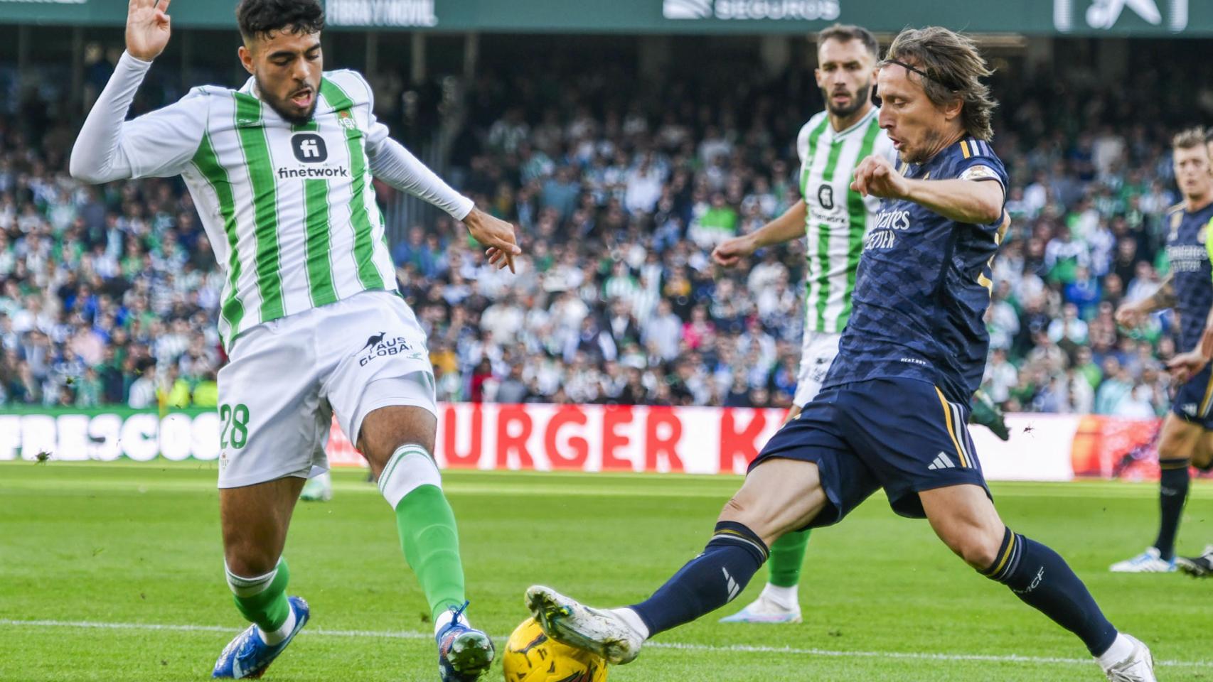 Chadi Riad le hace una entrada a Luka Modric en el Betis-Real Madrid