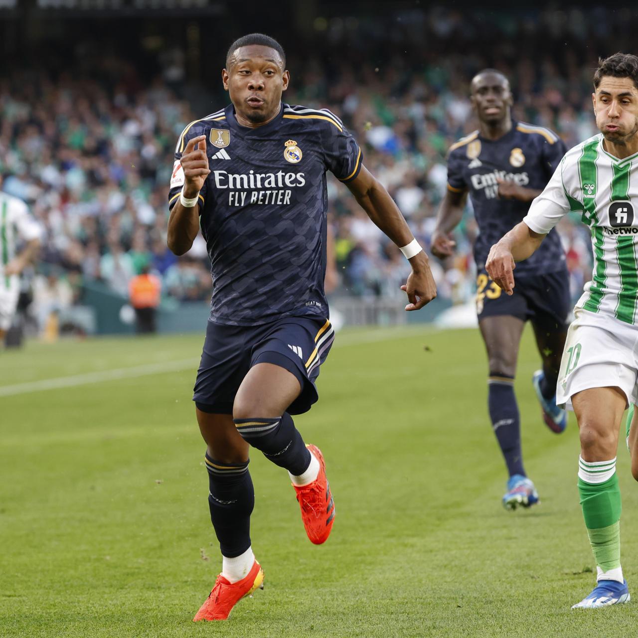 Alaba y Ayoze pugnan por el balón