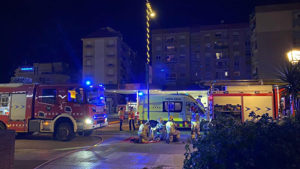Bomberos y Policía Local de Calella durante el incendio provocado por los multirreincidentes en diciembre