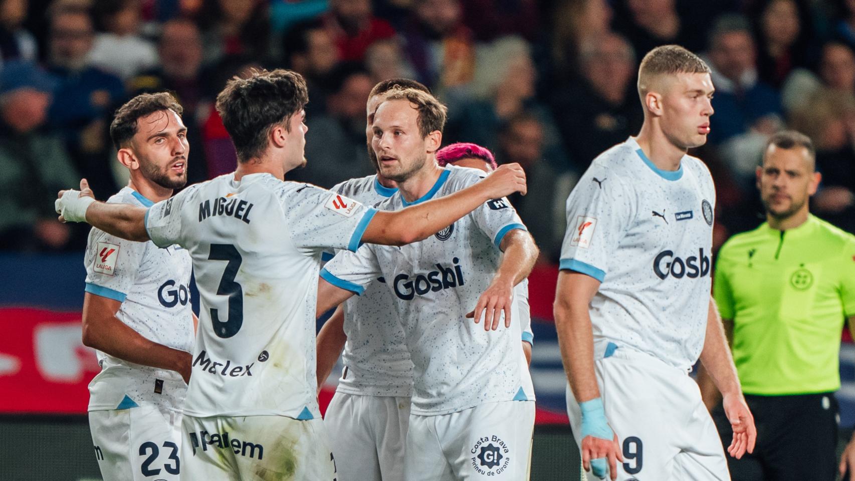 Los jugadores del Girona felicitan a Miguel Gutiérrez por su gol contra el Barça