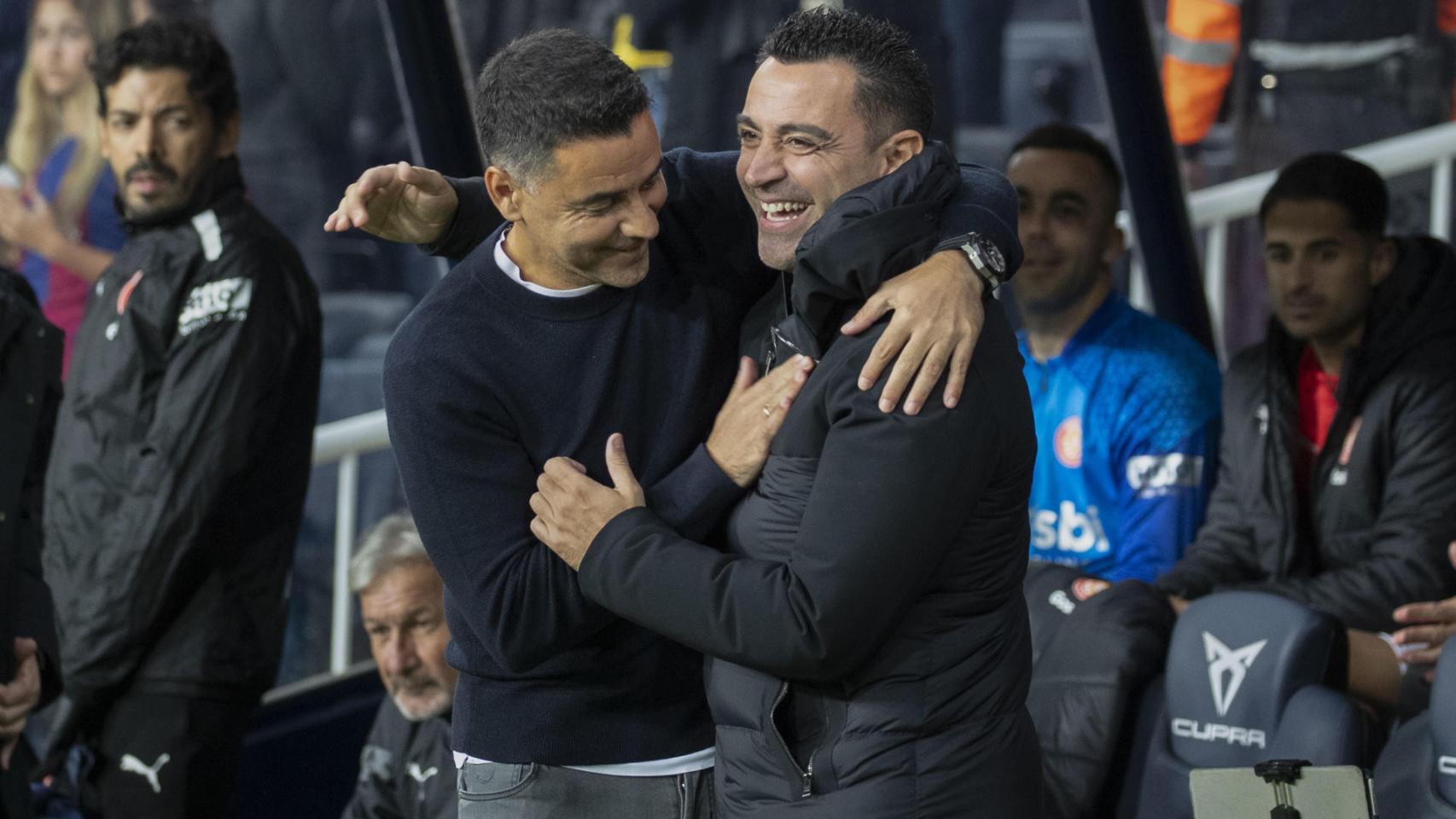 Xavi y Míchel se saludan antes del partido entre el Barça y el Girona