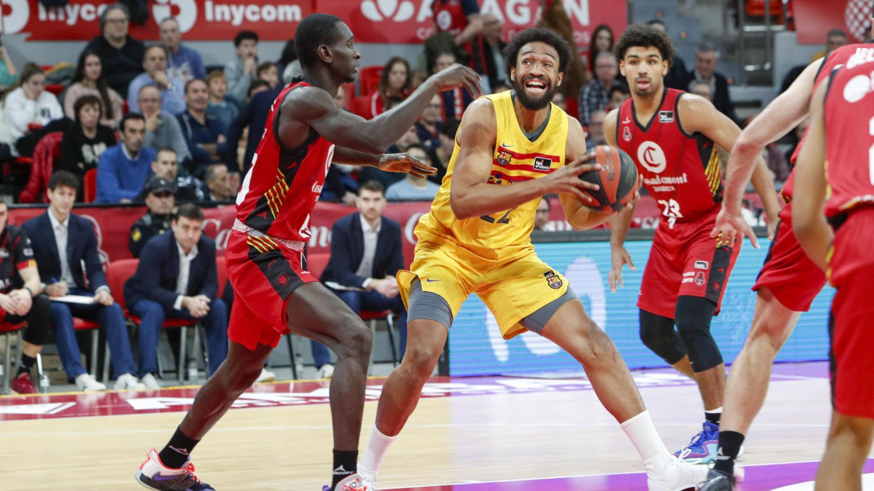 Jabari Parker pugna por el balón bajo canasta ante el Casademont Zaragoza