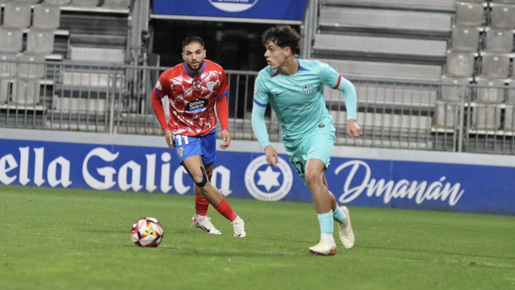 Héctor Fort conduce el balón en el Lugo-Barça B