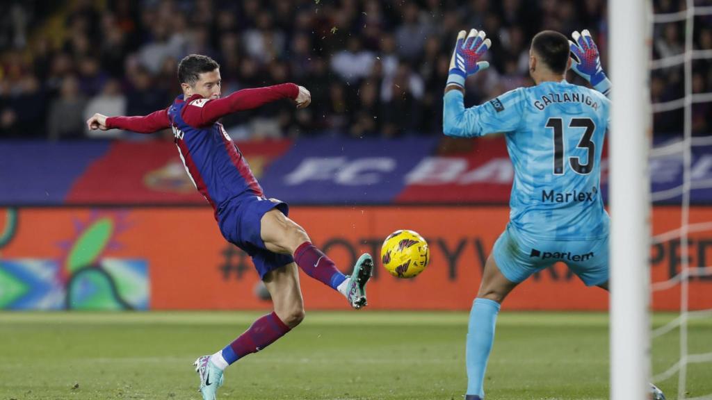 Robert Lewandowski, rematando de cara a puerta contra el Girona