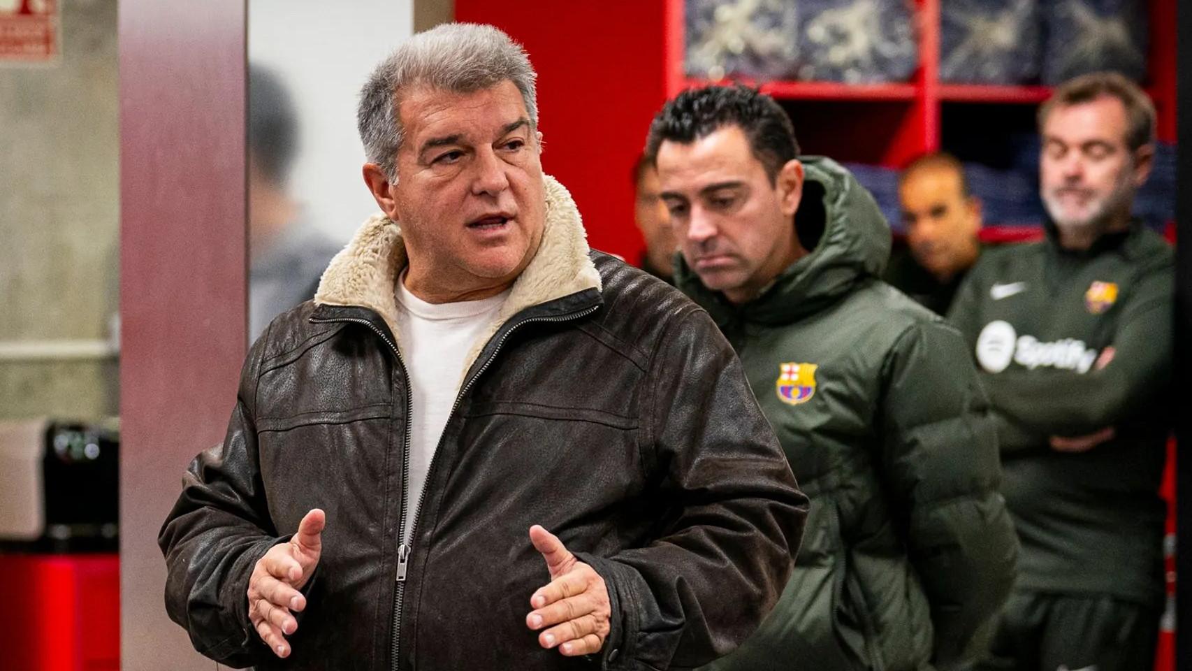Laporta, con Xavi de fondo, dando un discurso en el vestuario del Barça