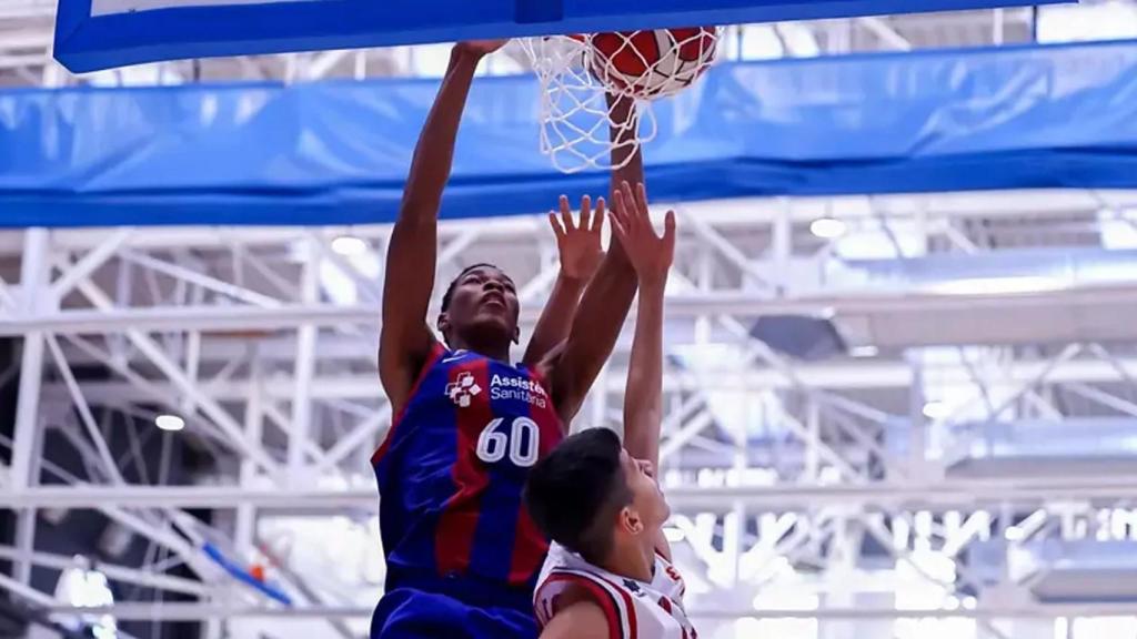 Mohamed Dabone, la perla del Barça de basket, hace una espectacular clavada