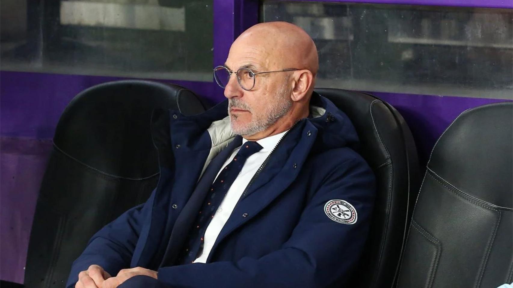Luis De la Fuente, sentado en el banquillo de la selección española