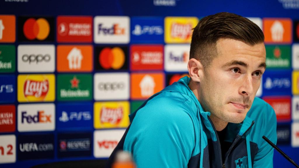 Iñaki Peña, contestando a una pregunta en rueda de prensa