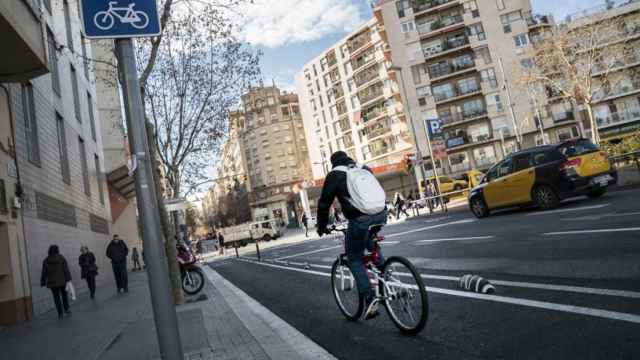 Un ciclista circula por el carril bici de la calle de Sant Antoni Maria Claret, en su confluencia con el paseo de Maragall