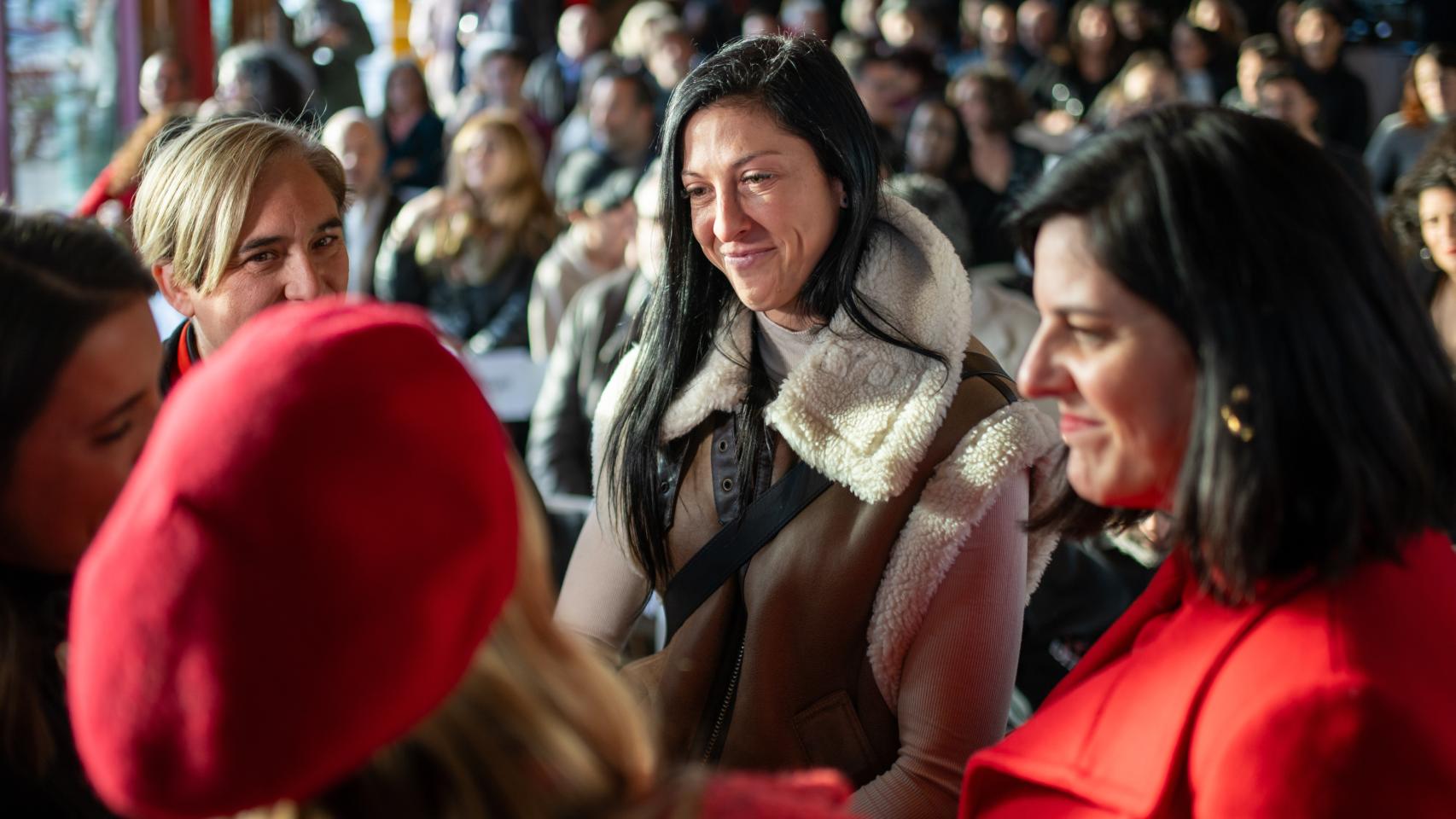 La futbolista Jenni Hermoso junto a Ada Colau en el homenaje a Itziar Castro