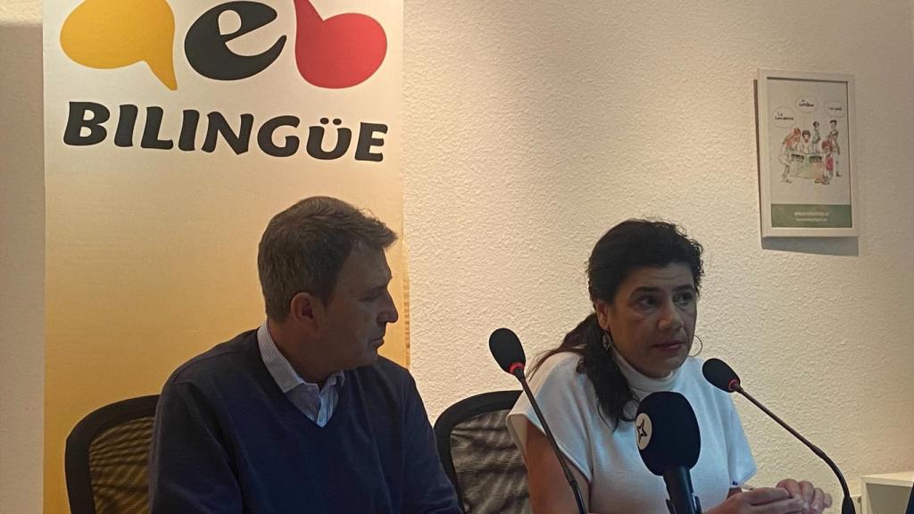 El presidente de Impulso Ciudadano, José Domingo, y la presidenta de la Asamblea por una Escuela Bilingüe (AEB), Ana Losada