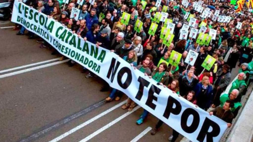 Manifestación nacionalista a favor de la inmersión monolingüe obligatoria en catalán en las escuelas de Cataluña que defiende ERC