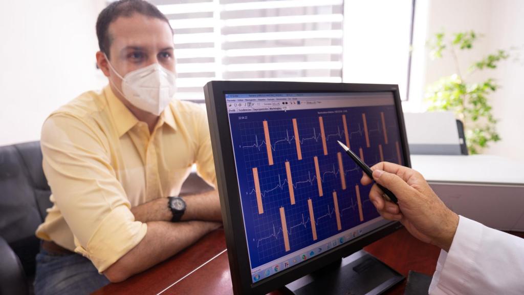 Un cardiólogo pasa consulta a un paciente