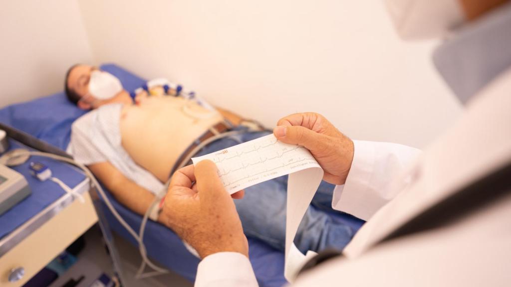 Un paciente en una consulta de cardiología