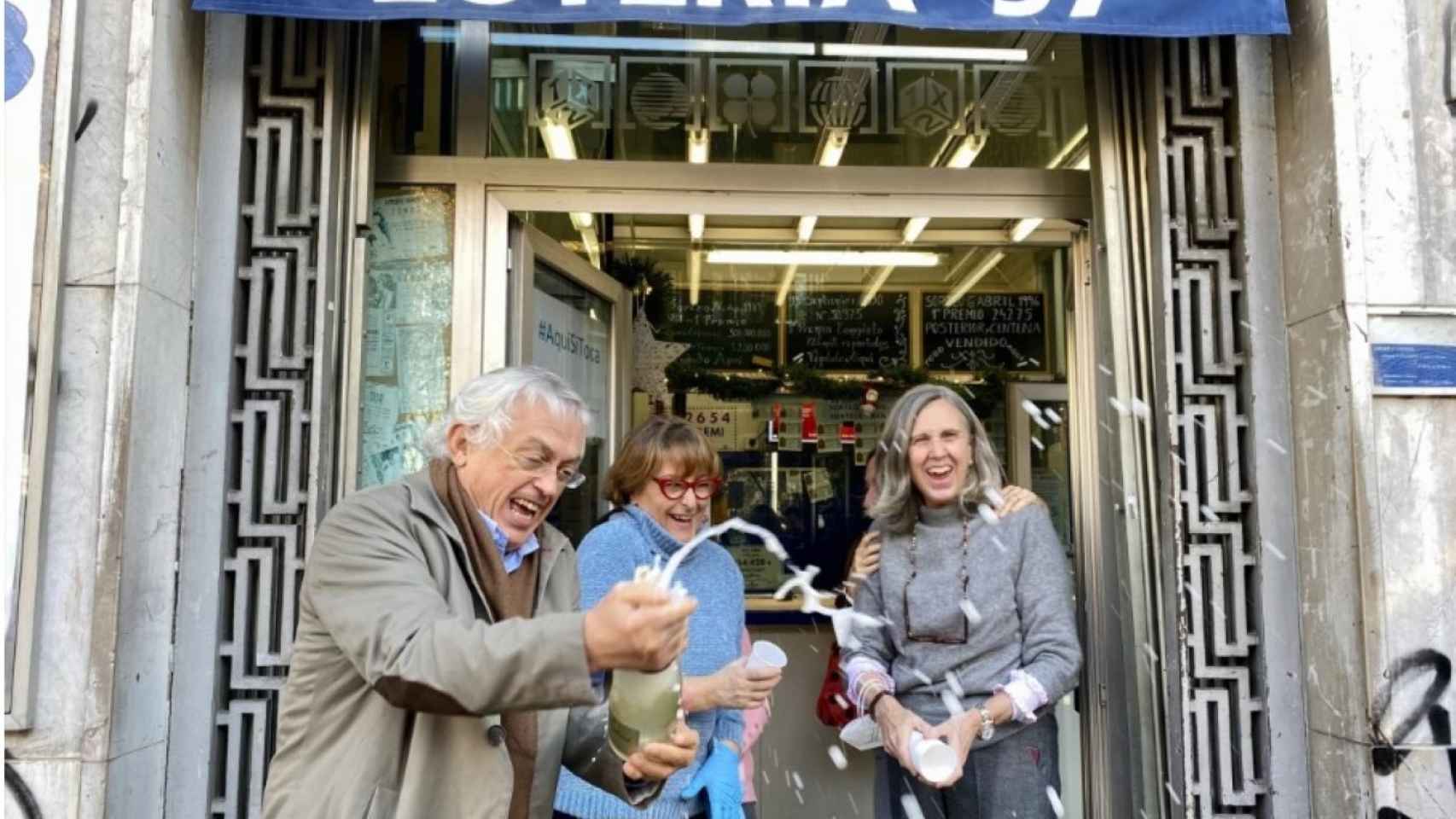 Una Administración celebrando un premio de la Lotería de Navidad