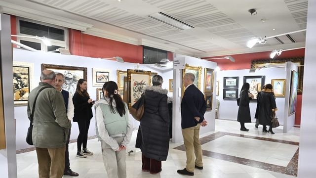Visitantes en el Círculo Ecuestre, con la exposición 'By Invitation'