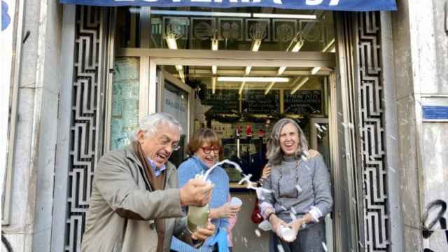 Una Administración celebrando un premio de la Lotería de Navidad