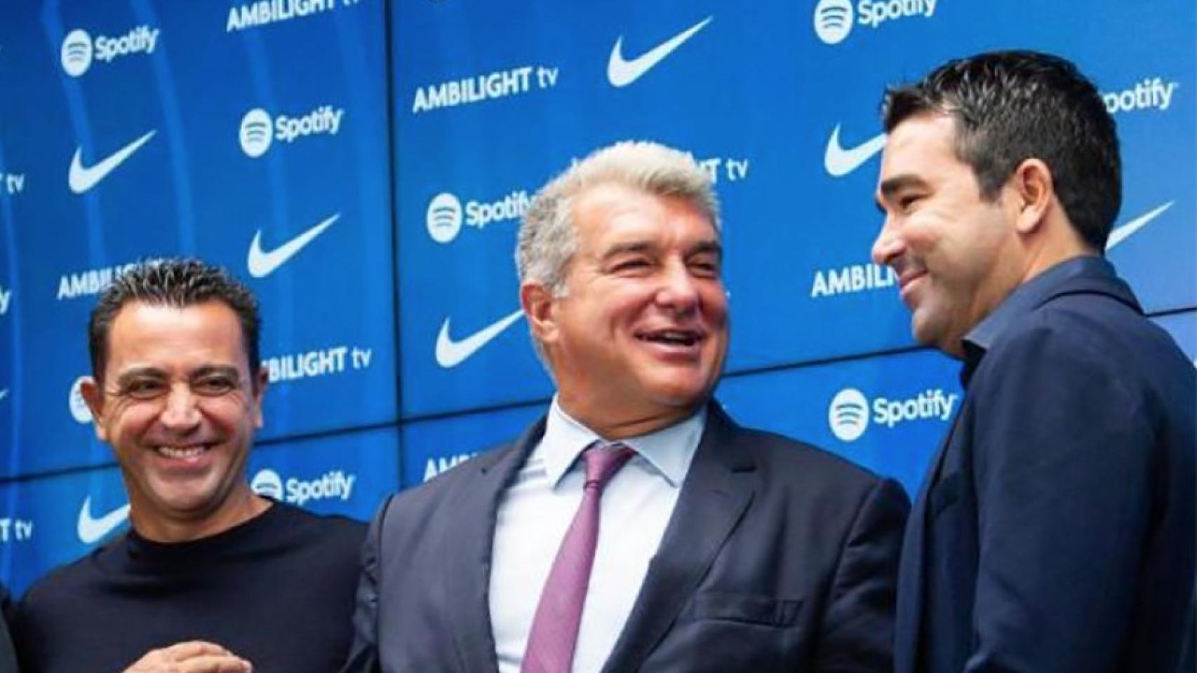 Xavi, Deco, Laporta y Yuste, durante un acto del FC Barcelona