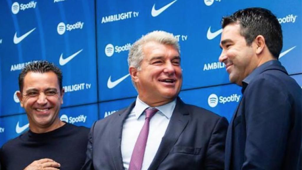 Xavi, Deco, Laporta y Yuste, durante un acto del FC Barcelona