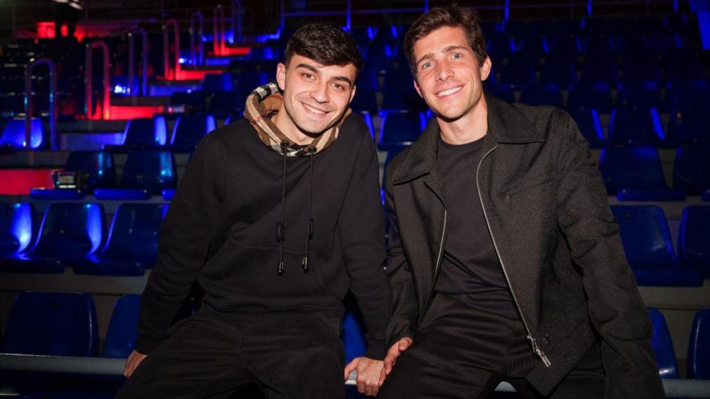 Pedri y Sergi Roberto posan durante la cena de Navidad del Barça