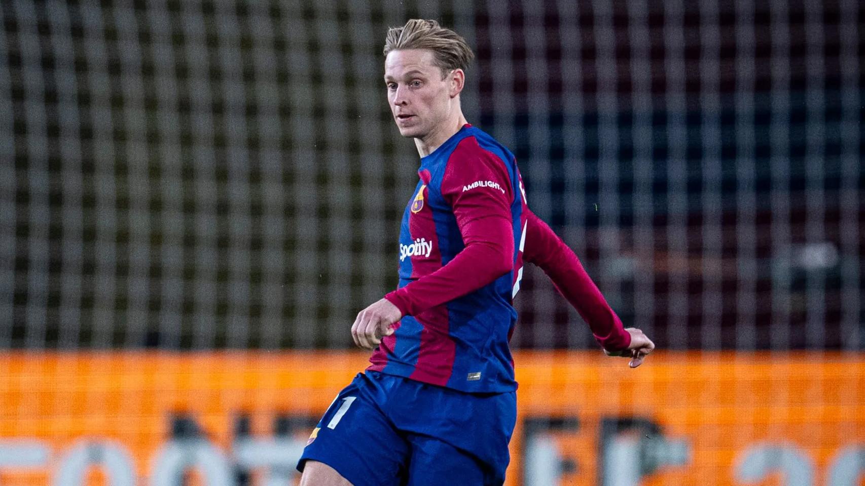 Frenkie de Jong filtra un balón en el partido contra el Atlético de Madrid