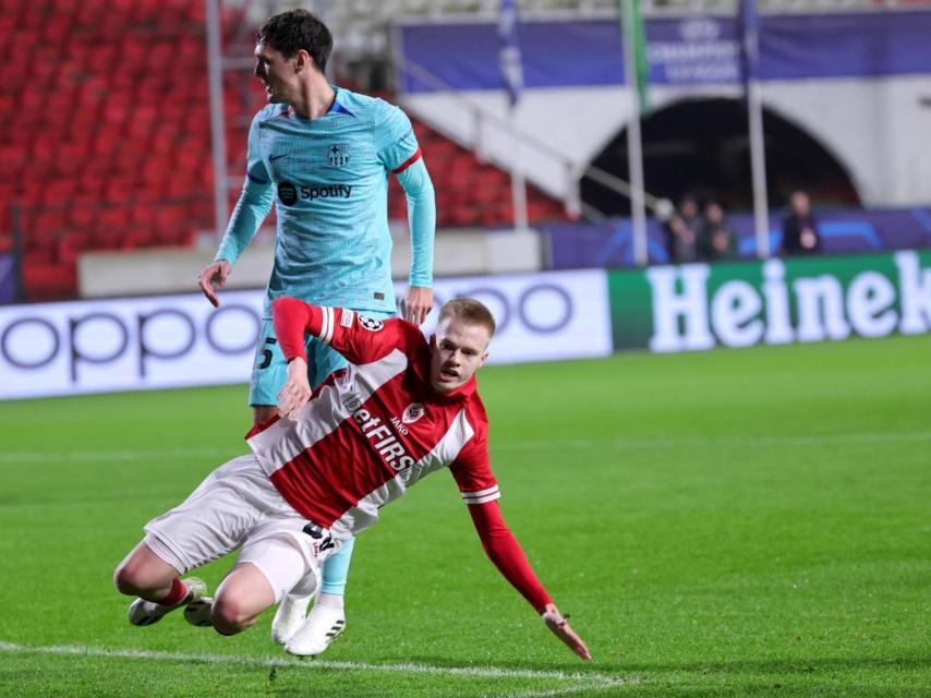 Andreas Christensen y Arthur Vermeeren, durante el Amberes-Barça