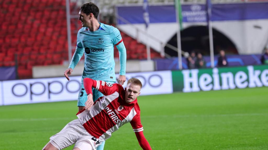 Andreas Christensen y Arthur Vermeeren, durante el Amberes-Barça