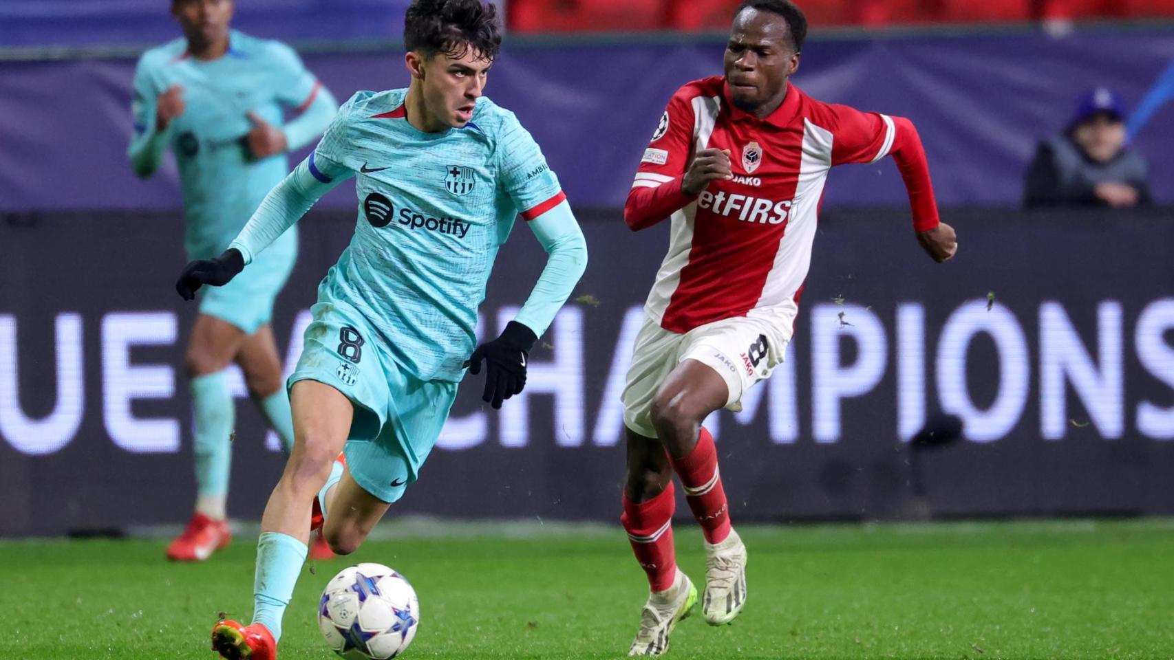 Pedri conduce el balón, perseguido por un rival en el Amberes-Barça