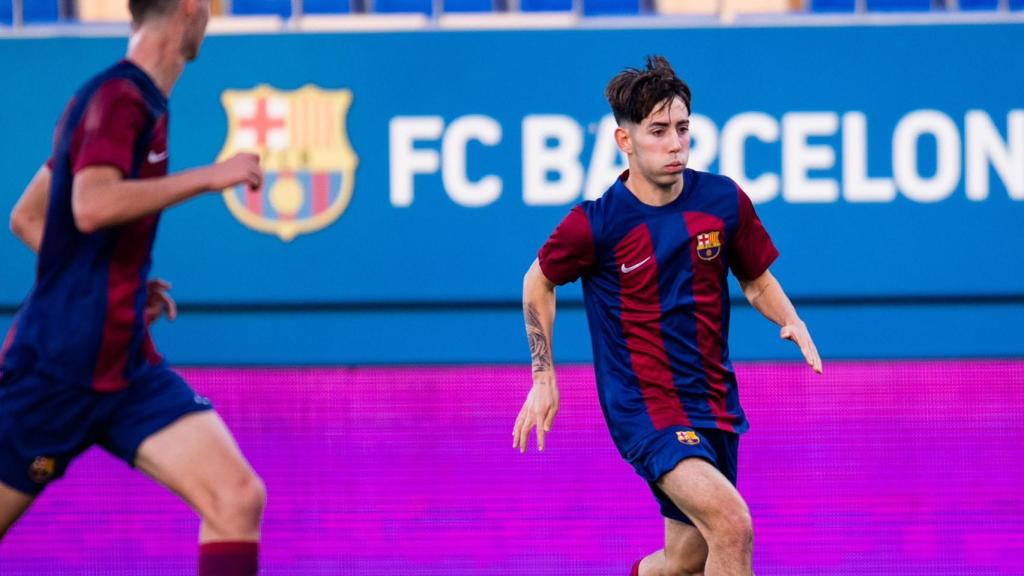 Dani Rodríguez conduce el balón en un partido con el Juvenil A del Barça