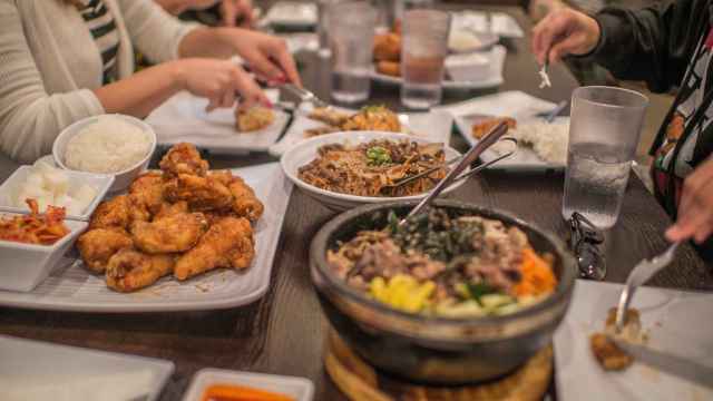 Una mesa llena de comida en una imagen de archivo