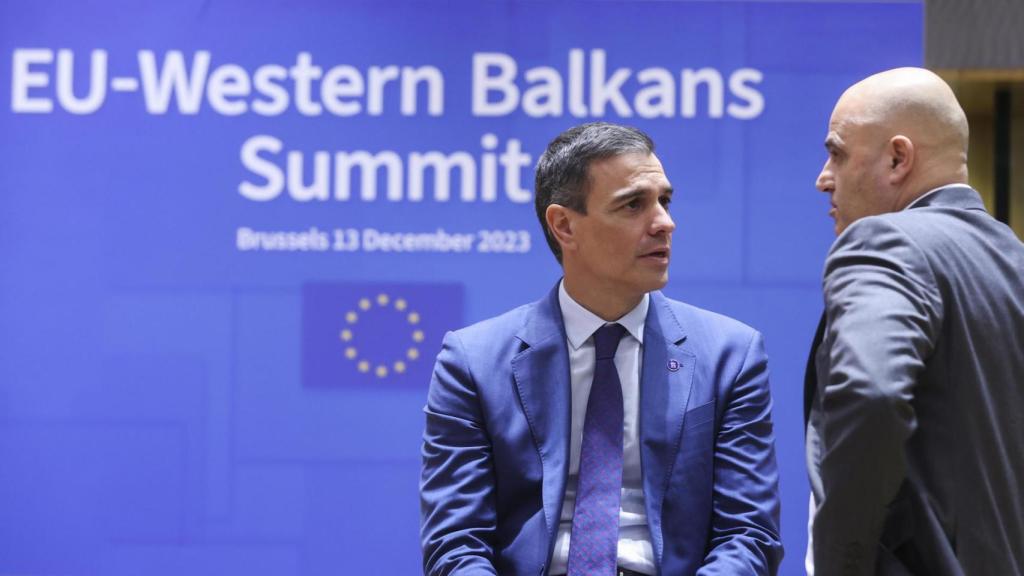 El presidente del Gobierno, Pedro Sánchez, habla con el líder de Macedonia Dimitar Kovachevski, en Bruselas