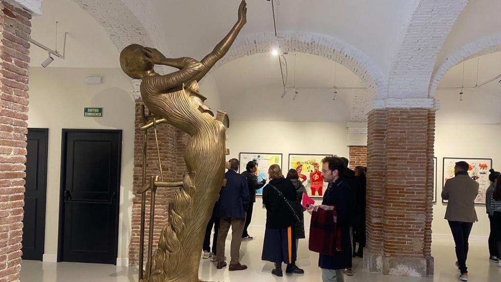 La escultura 'Femme en Flammes' expuesta en el Moco Museum