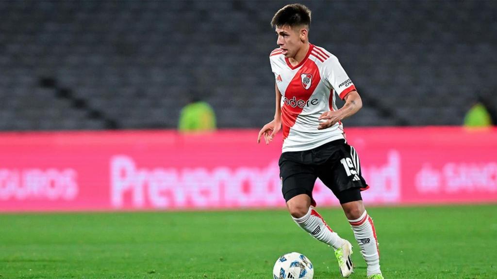 Claudio Echeverri, en un partido con River Plate