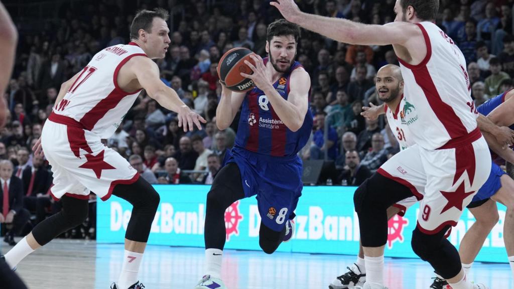 Darío Brizuela intenta superar a un rival en el Barça-Milan