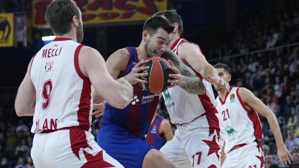 Willy Hernangómez protege el balón durante el Barça de basket-Milan