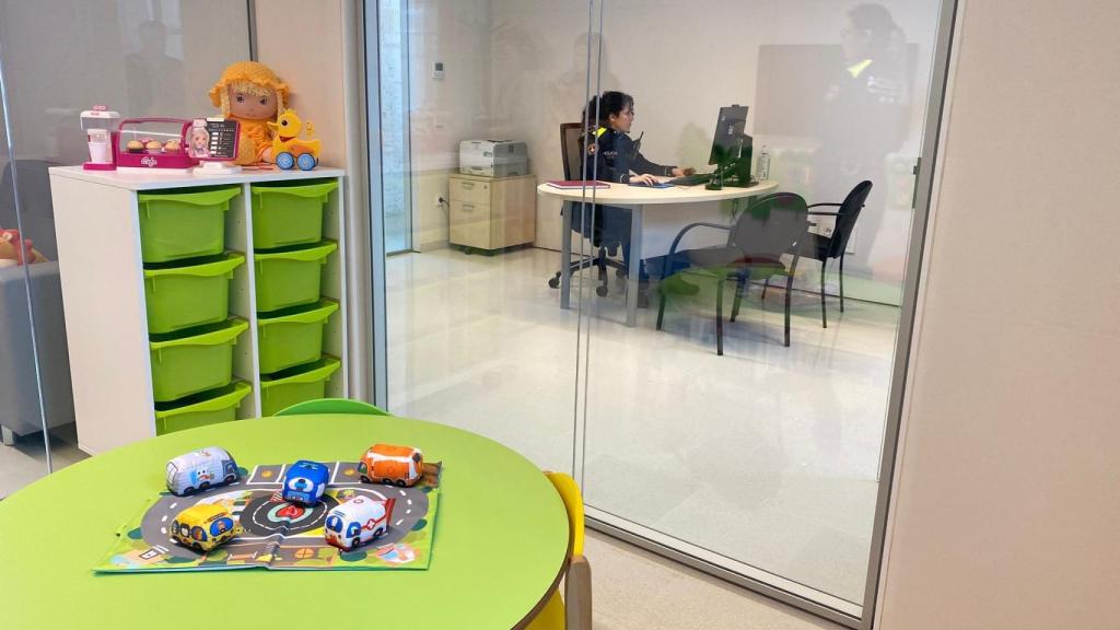 Una agente en el Servicio de Atención a la Víctima de la comisaría de Nou Barris de la Guardia Urbana de Barcelona