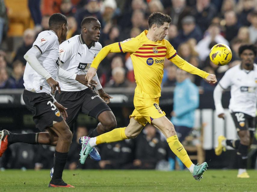 Robert Lewandowski carga la pierna para conectar una volea contra el Valencia