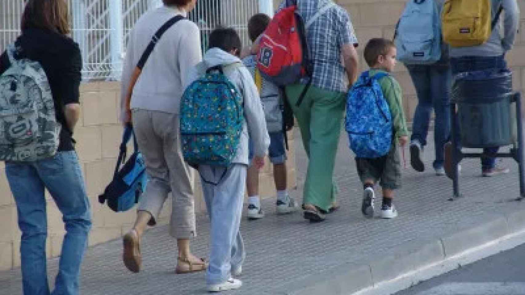 Niños entrando a un colegio