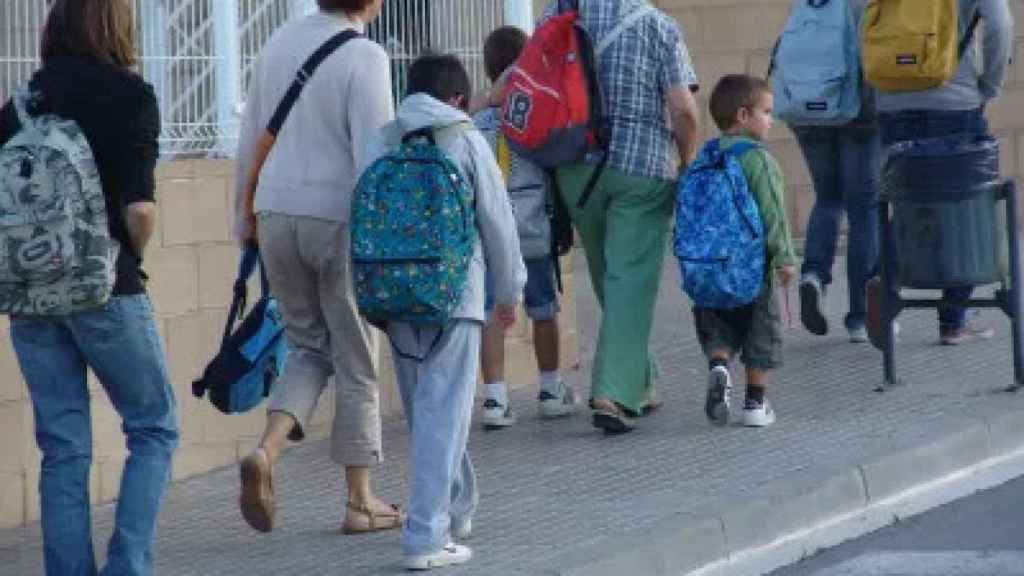 Niños entrando a un colegio